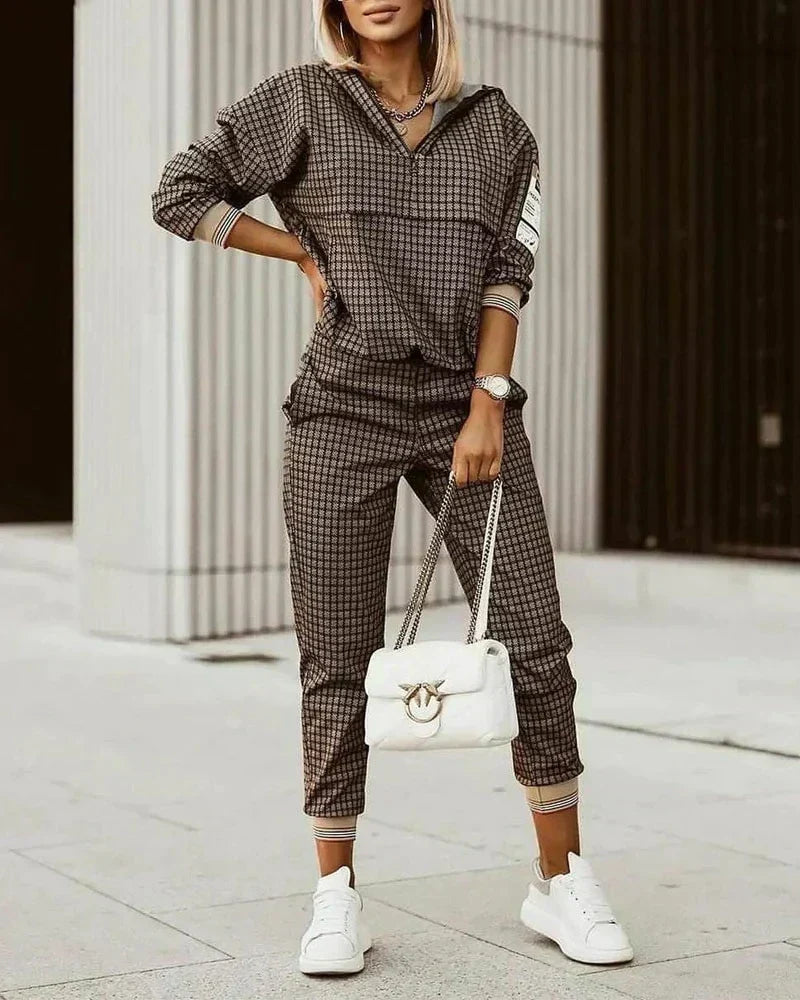 Women's Tracksuit Set with Sweatshirt and Tapered Pants